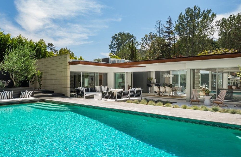 STRIKING MID CENTURY HOLLYWOOD HILLS HOME